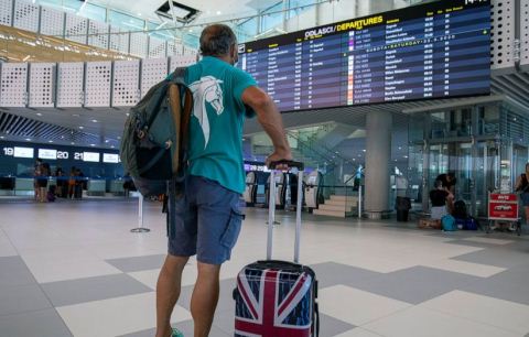 Britania heq karantinen per te vaksinuarit: Lehtesohen masat anti-Covid